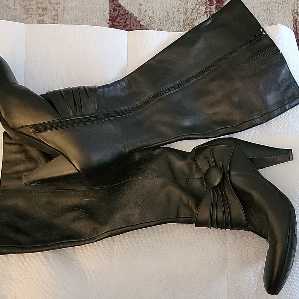 Black 3in heal , wide calf, side zipper dress boots.